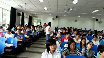 大家全神贯注 大家全神贯注